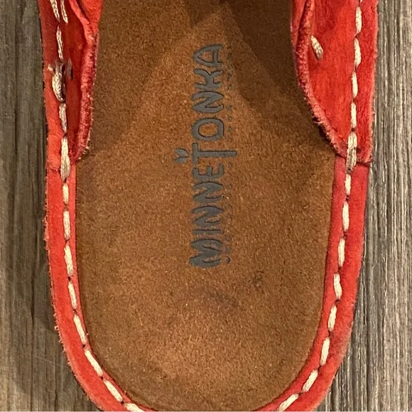 Minnetonka Women’s Size 6 Red Sandals Comfortable Leather Footwear - Picture 5 of 6